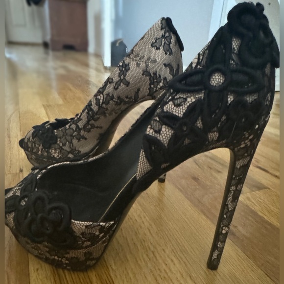 Louis Vuitton Authentic Heels
Size 37
Heels - Picture 2 of 6